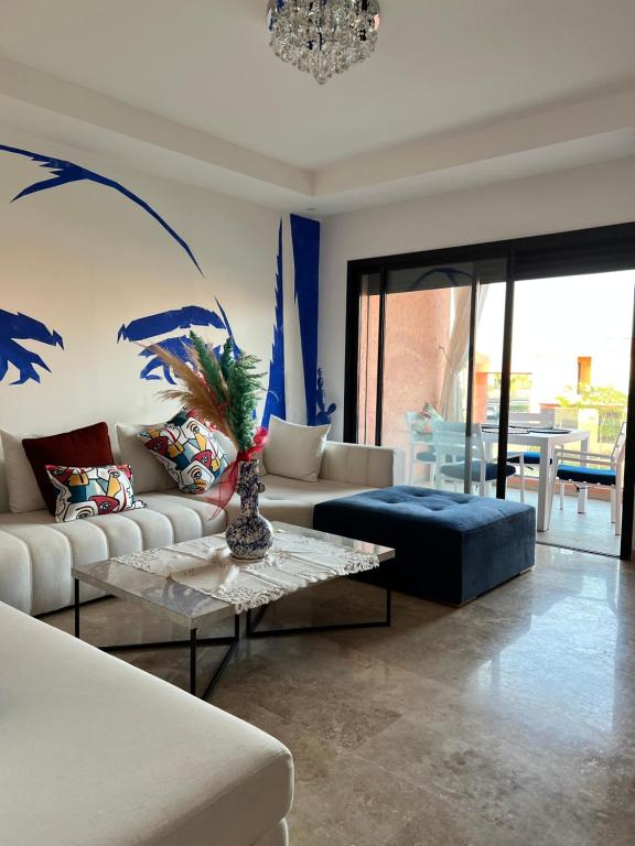 Sala de estar con 2 sofás y mesa en Luxury living Noria, en Marrakech