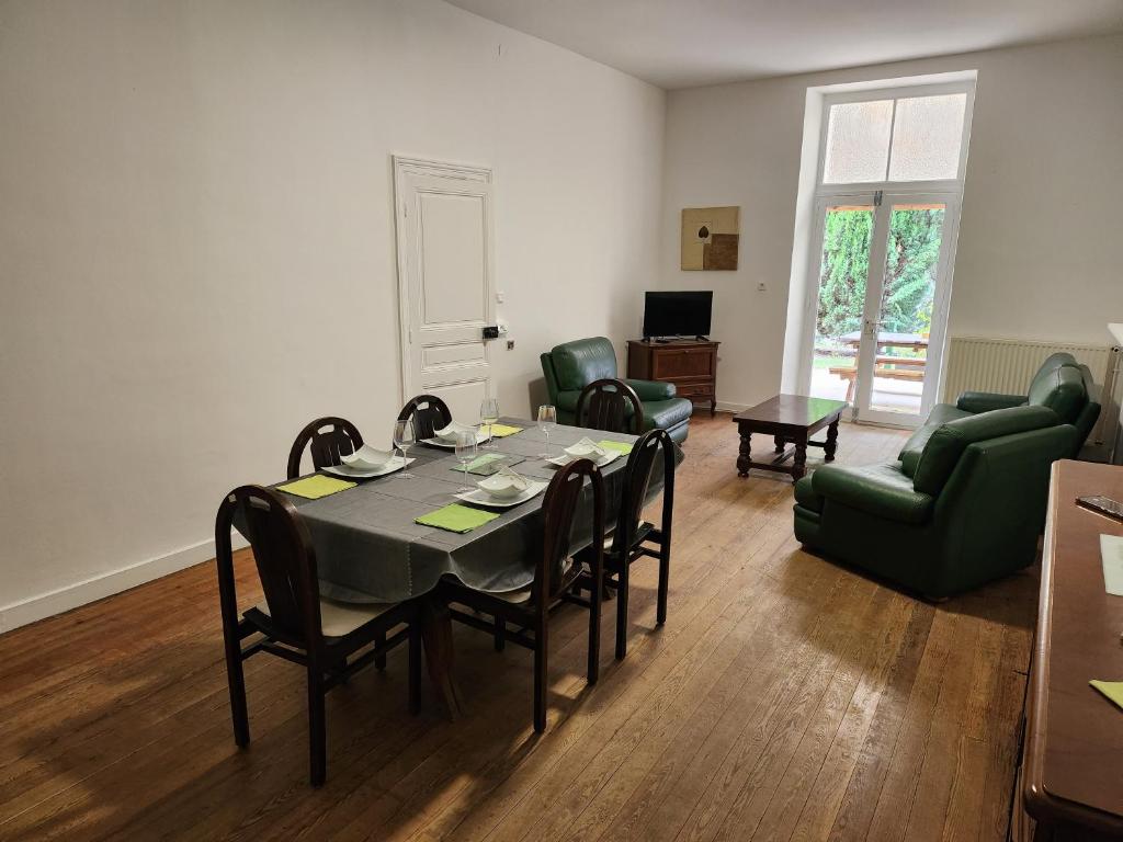 une salle à manger avec une table et des chaises et un salon dans l'établissement DOMAINE DE POULHARIES -Blanquette, à Carcassonne