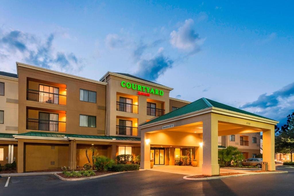 a hotel building with a sign that reads columbiana at Courtyard by Marriott Lakeland in Lakeland