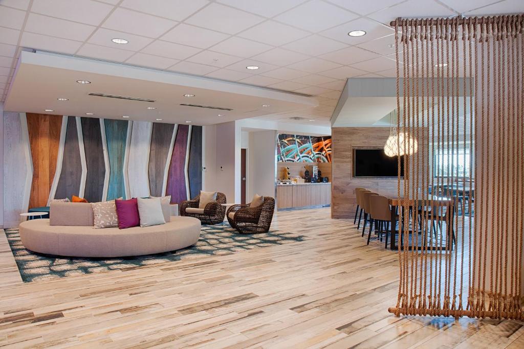 eine Lobby mit einem Sofa, einem Tisch und Stühlen in der Unterkunft Fairfield Inn & Suites by Marriott Clearwater Beach in Clearwater Beach