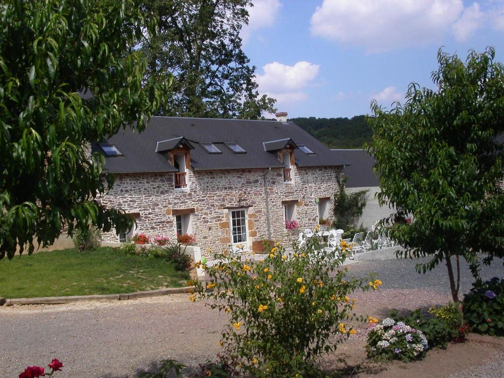 Gîte de la Cour في Campandré-Valcongrain: منزل على السطح مع لوحات شمسية