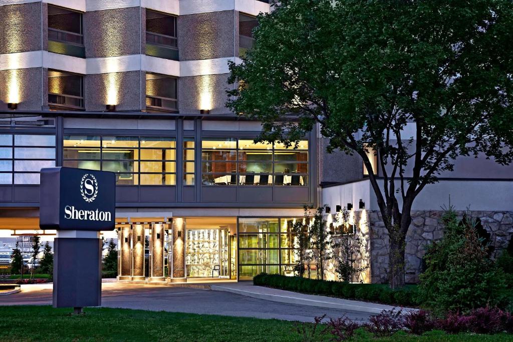 un bâtiment avec un panneau devant lui dans l'établissement Sheraton Montreal Airport Hotel, à Dorval