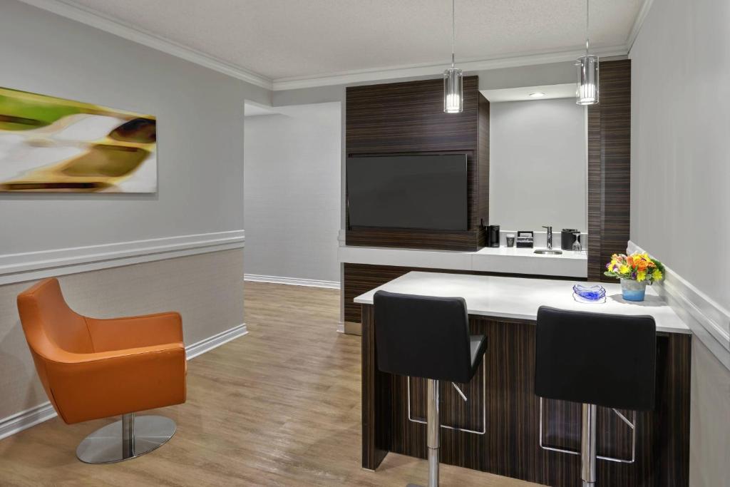 Kuchyň nebo kuchyňský kout v ubytování Delta Hotels by Marriott Edmonton Centre Suites