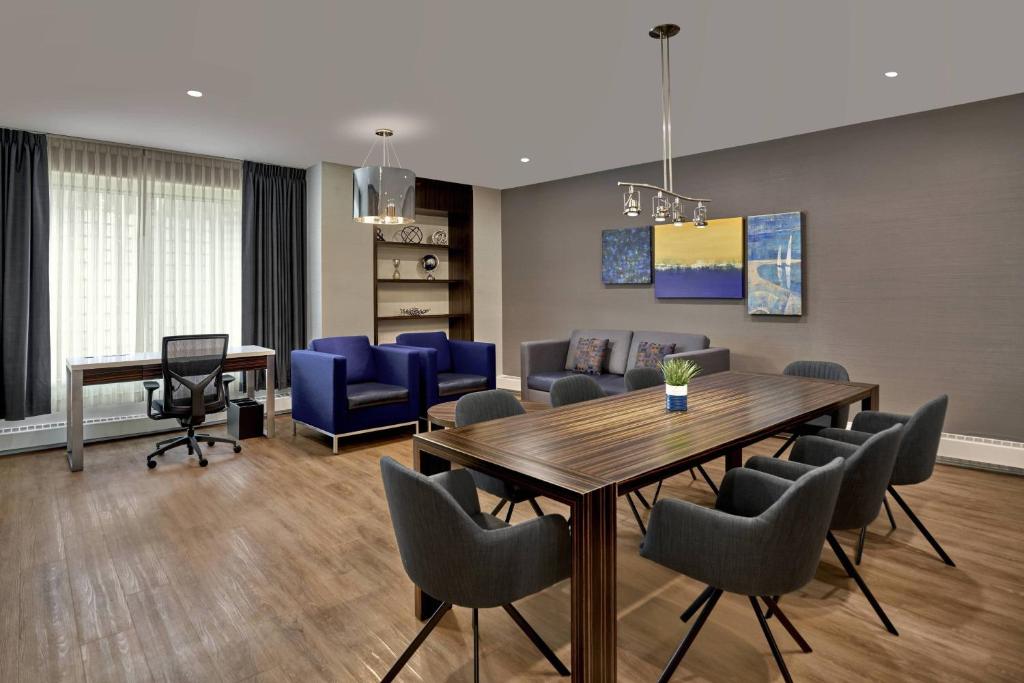 Delta Hotels by Marriott Edmonton Centre Suites - Resim 4