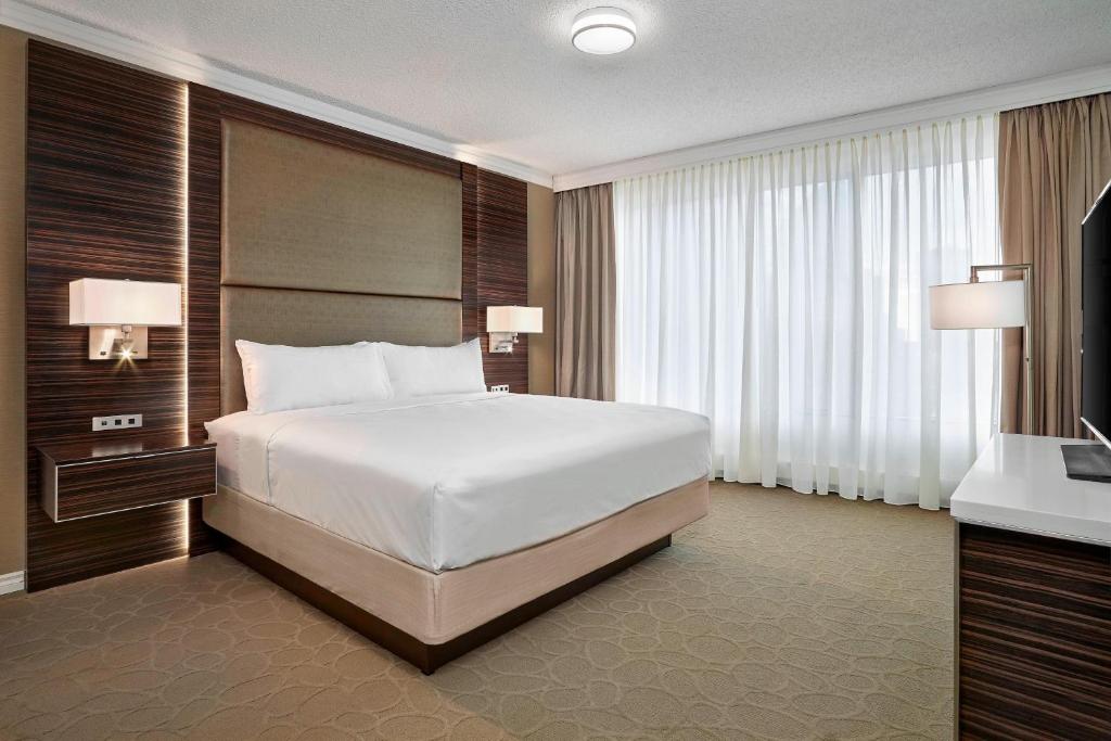 Postel nebo postele na pokoji v ubytování Delta Hotels by Marriott Edmonton Centre Suites