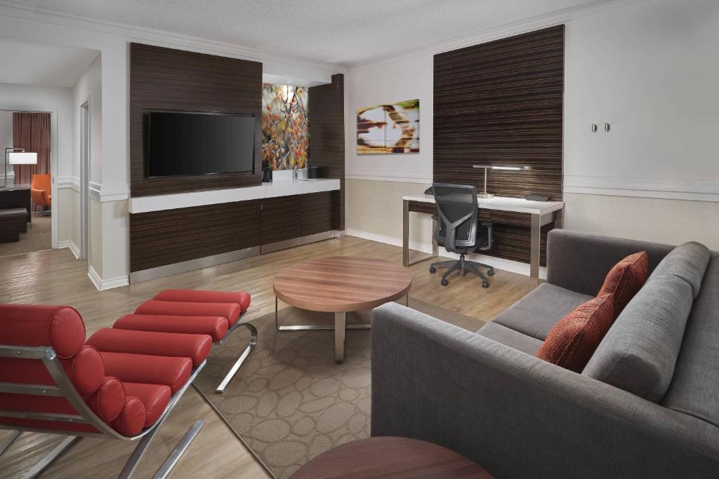 TV a/nebo společenská místnost v ubytování Delta Hotels by Marriott Edmonton Centre Suites