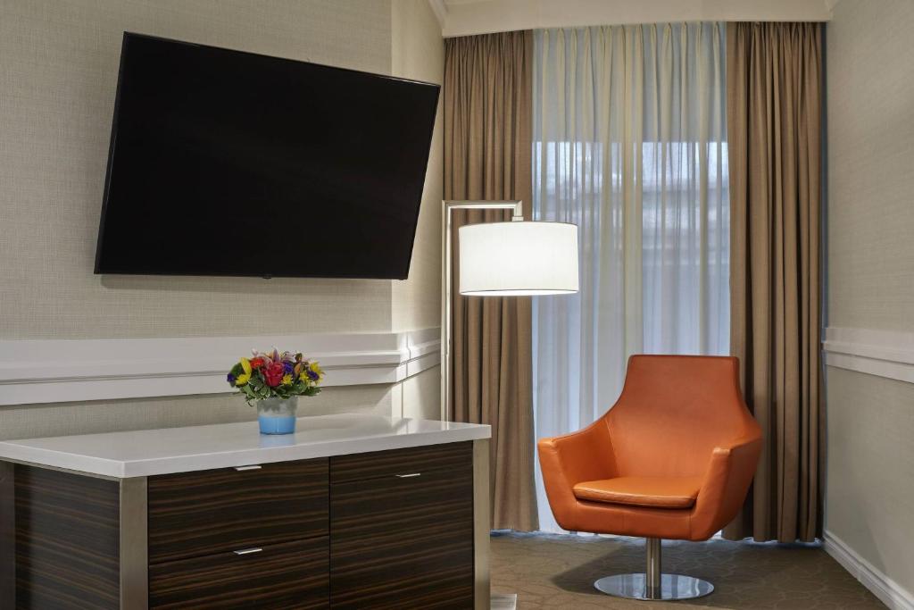 TV a/nebo společenská místnost v ubytování Delta Hotels by Marriott Edmonton Centre Suites