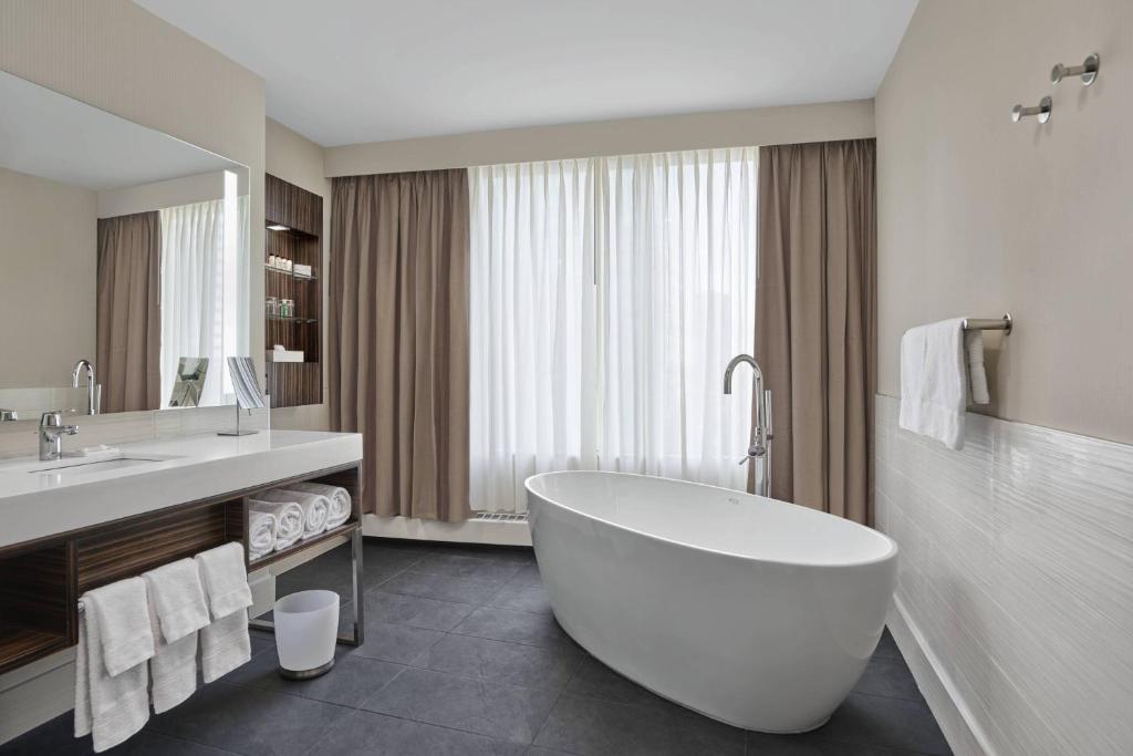 Koupelna v ubytování Delta Hotels by Marriott Edmonton Centre Suites