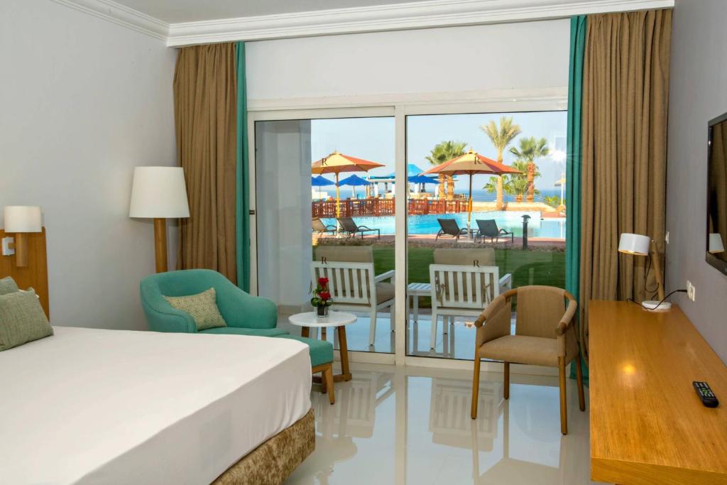 シャルム・エル・シェイクにあるルネッサンス シャルム エル シェイク ゴールデン ビュー ビーチ リゾートのベッド付きのホテルルームで、リゾートの景色を望めます。