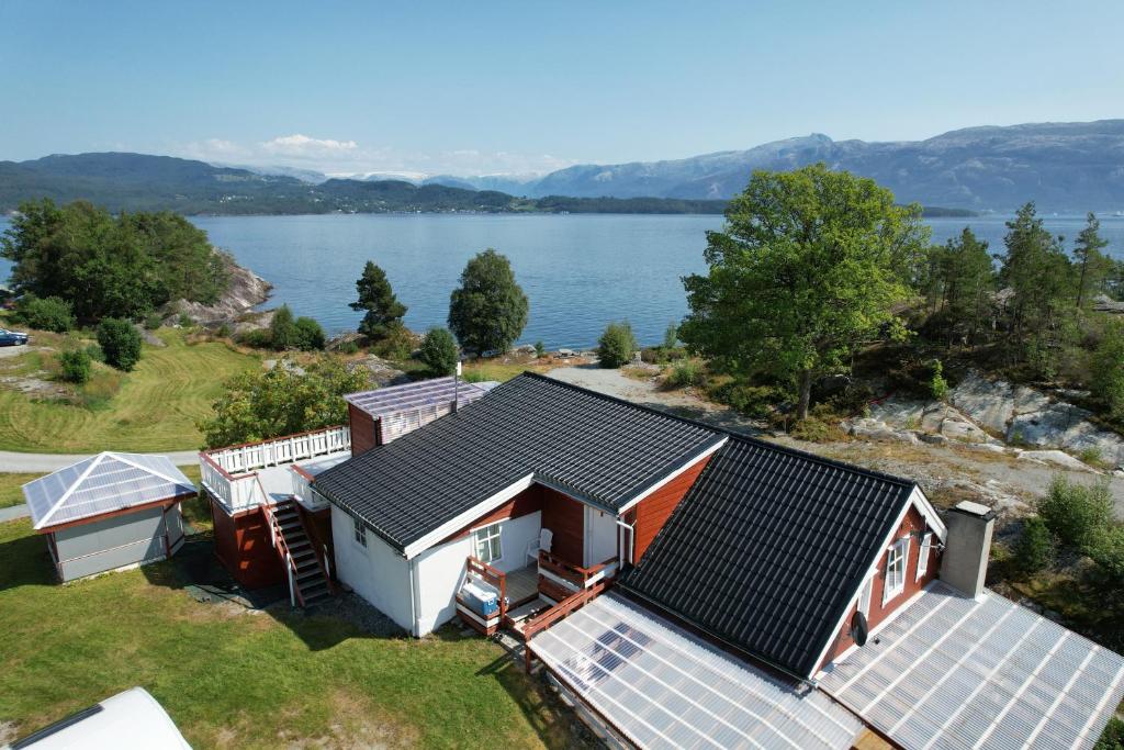 - une vue aérienne sur une maison dotée de panneaux solaires sur son toit dans l'établissement Leilighet Vikaparken Hardangerfjord, à Hatlestrand
