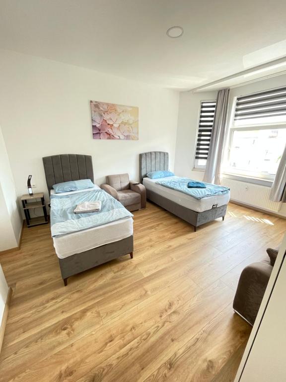 1 Schlafzimmer mit 2 Betten und einem Sofa in der Unterkunft Apartment am Zollverein -WiFi - Parking for free in Essen