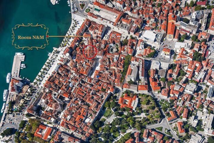 Nespecifikovaný výhled na destinaci Split nebo výhled na město při pohledu z penzionu