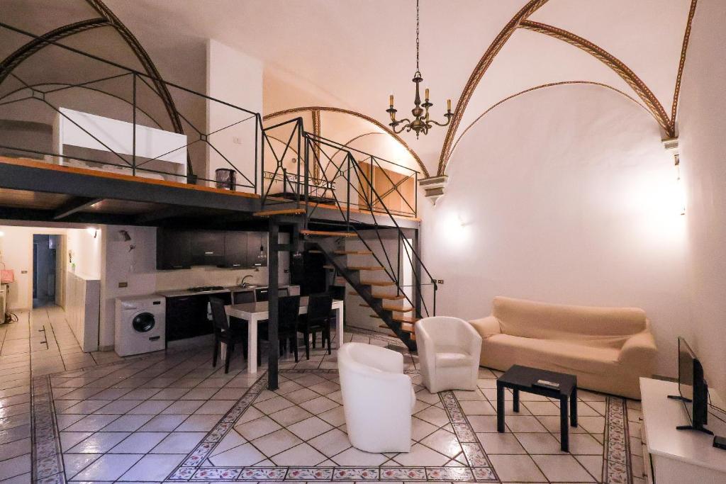 een woonkamer met een trap en een eetkamer bij Sant'Ambrogio Loft in Florence