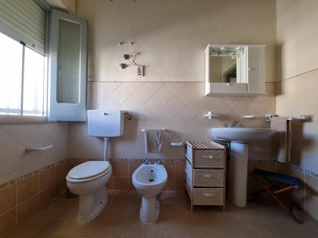 łazienka z toaletą i umywalką w obiekcie Mediterraneo w mieście Cava dʼAliga