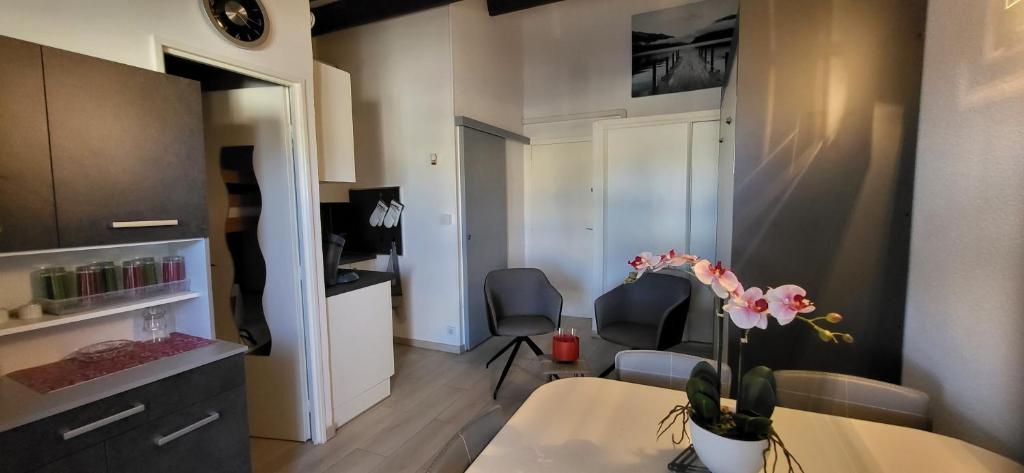 - un salon avec deux chaises et une table dans l'établissement Appart clim et parking - entrée quartier naturiste, au Cap d'Agde