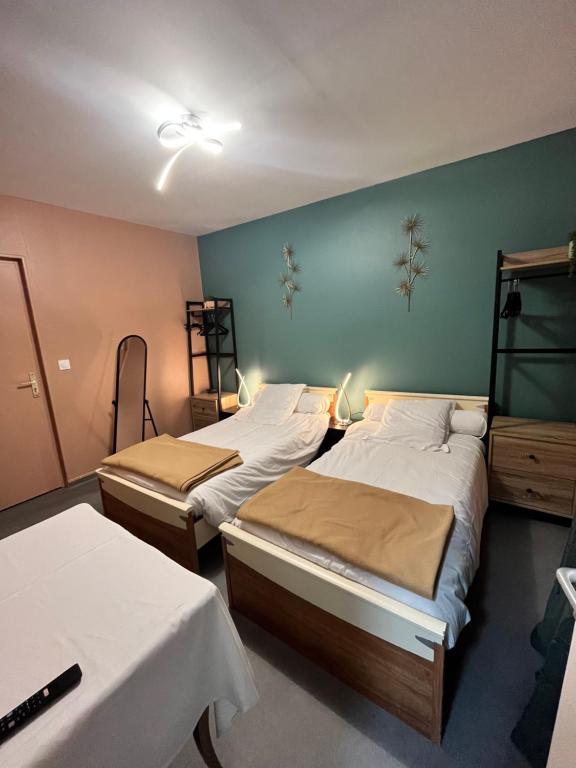 Postel nebo postele na pokoji v ubytování Hôtel de Guise SARL