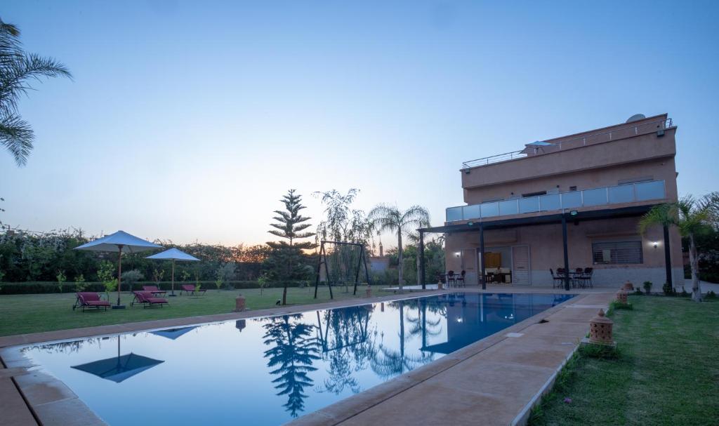 una gran piscina frente a un edificio en Lux Villa, Pool And Mountains View, en Ourika