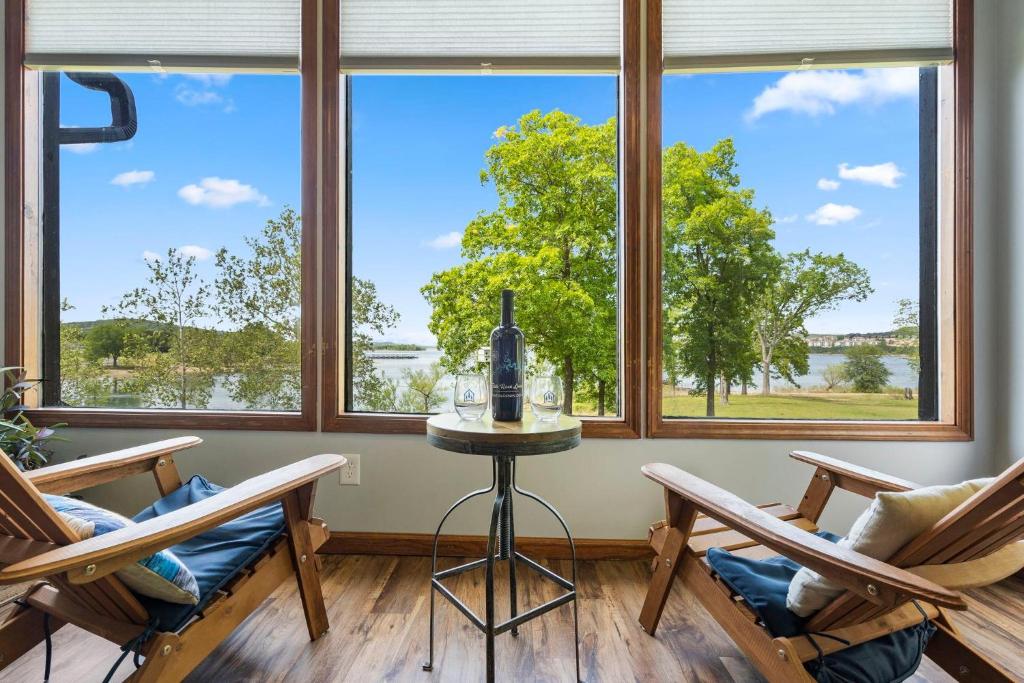 Red Bud Cove Lakefront Farm House on Table Rock Lake, Hollister