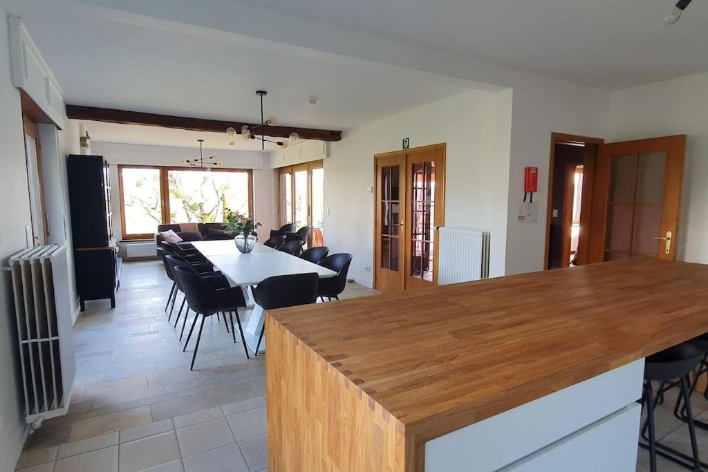 eine Küche und ein Wohnzimmer mit Tisch und Stühlen in der Unterkunft D'Hestia - Gîte avec vue imprenable sur Huy in Huy