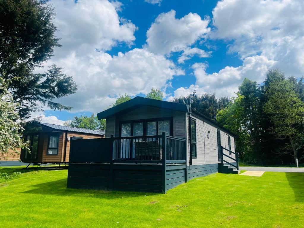 Silver Wood Lodge with Hot Tub