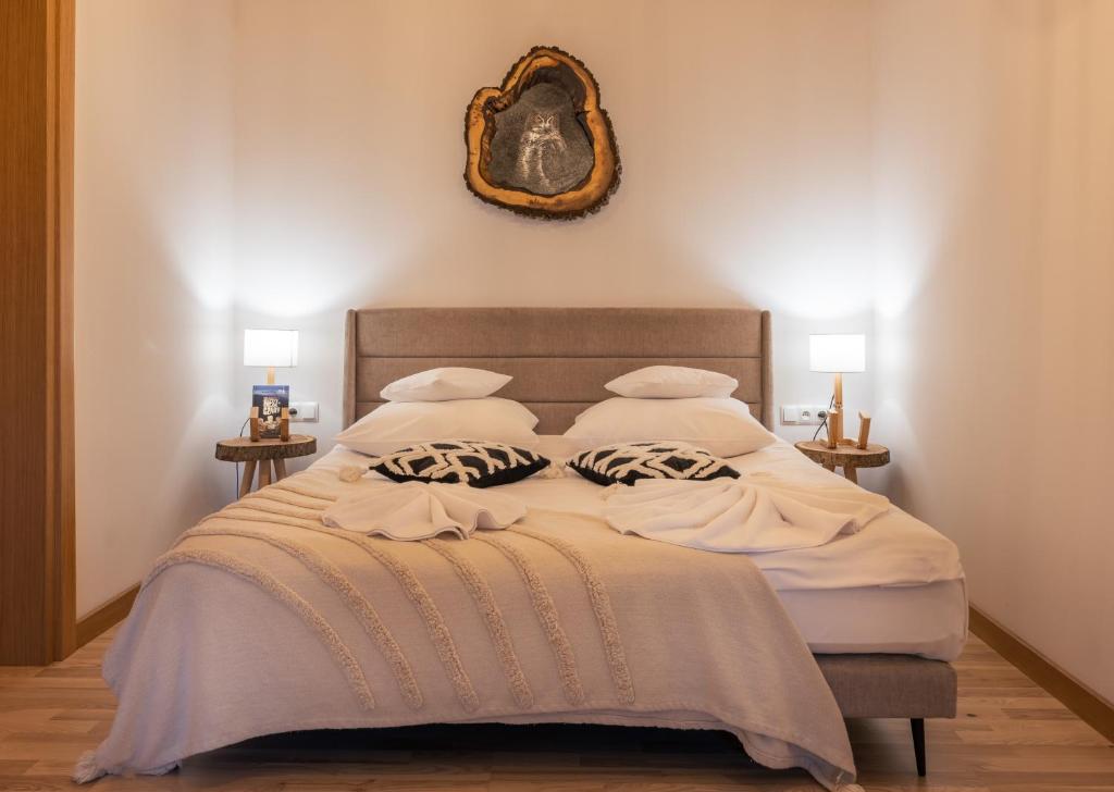 sypialnia z łóżkiem z 2 poduszkami w obiekcie Anielski Zakątek Solina w Solinie