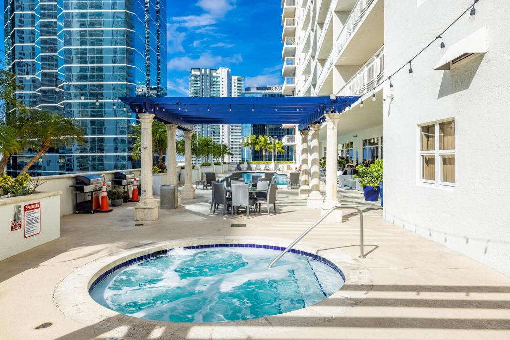 uma banheira de hidromassagem na varanda de um edifício em Brickell Miami Unit, Amazing view, balcony, Pool, 1 free Parking em Miami