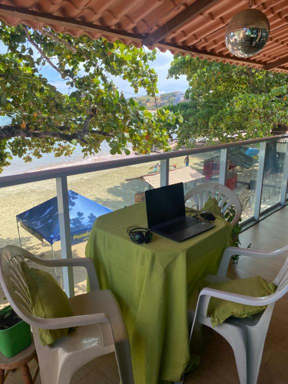 Uma varanda ou terraço em Casa com os pés no mar em Iriri ES