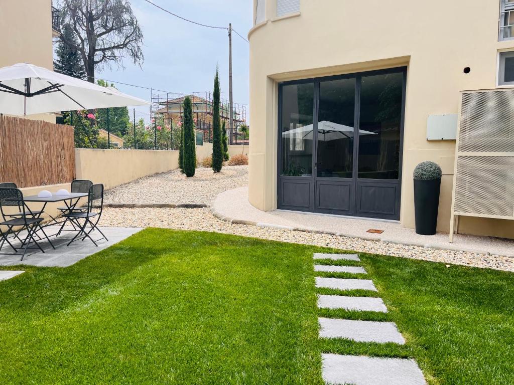 un patio trasero con mesa y césped en Appartamento 109 con giardino esclusivo en Lucca