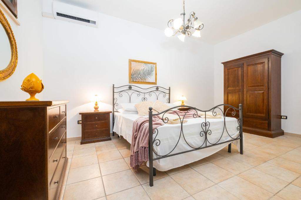 A bed or beds in a room at Dependance Specchia with Pool