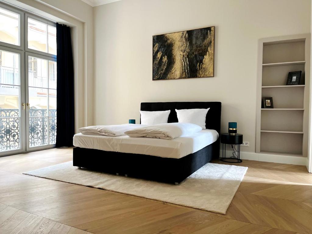 a bedroom with a bed and a large window at Luxury Home / 3-Raum-Suite an der Frauenkirche / 6 in Dresden
