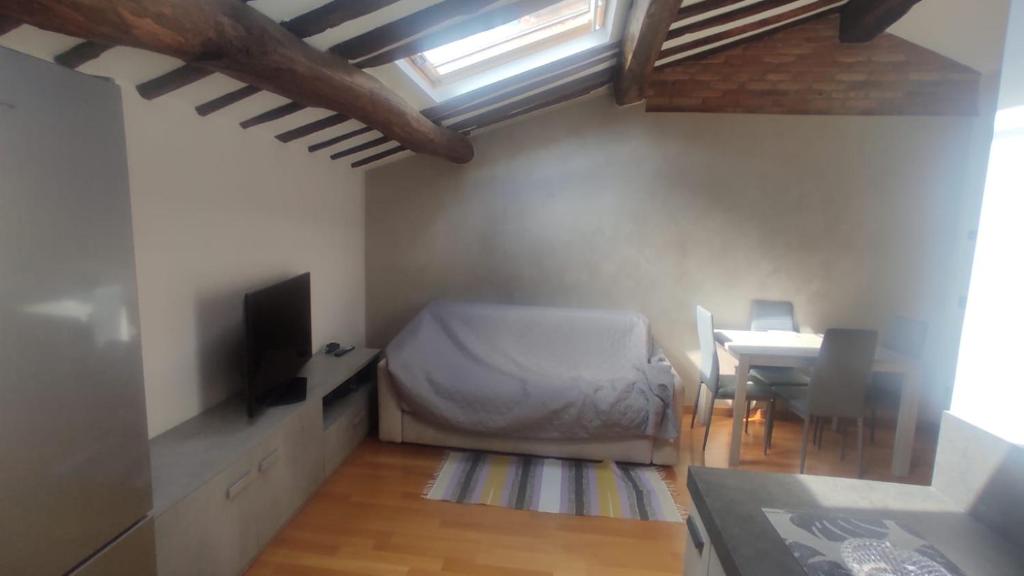ein Schlafzimmer mit einem Bett und einem Tisch mit einem TV in der Unterkunft CASA DI EDWYN in Lerici