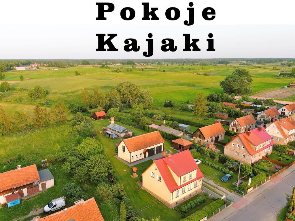 una vista aérea de un pequeño pueblo con casas en Nad Doliną Krutyni, en Ukta