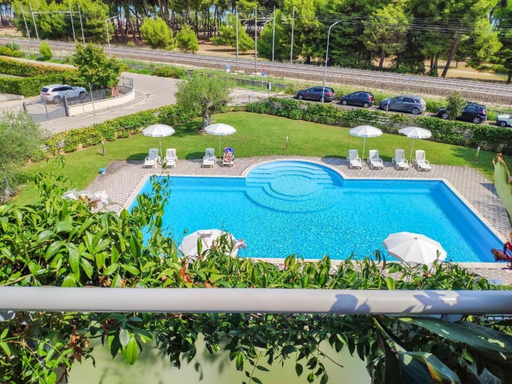 una vista sul tetto di una piscina con ombrelloni di Suite Pineto Mare Mykonos Residence a Pineto