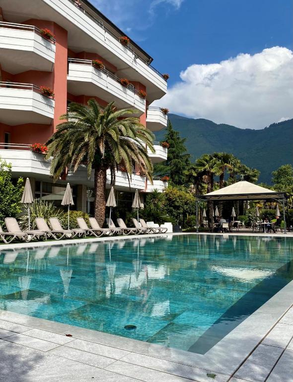 basen przed hotelem w obiekcie Palace Hotel Città w Arco