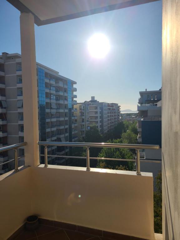 d'un balcon avec vue sur la ville. dans l'établissement Olisa Apartment, à Vlorë