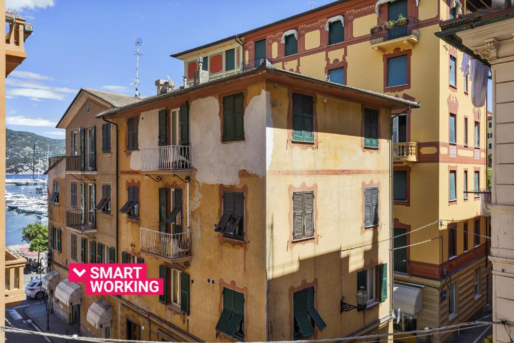 un edificio con un cartel que dice trabajo inteligente en Uno Scorcio sul Mare by Wonderful Italy, en Santa Margherita Ligure