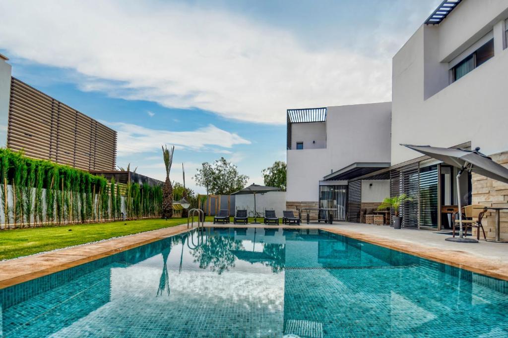 einen Pool im Hinterhof eines Hauses in der Unterkunft Theme - Taghazout - Luxury villa - 10 Px in Taghazout