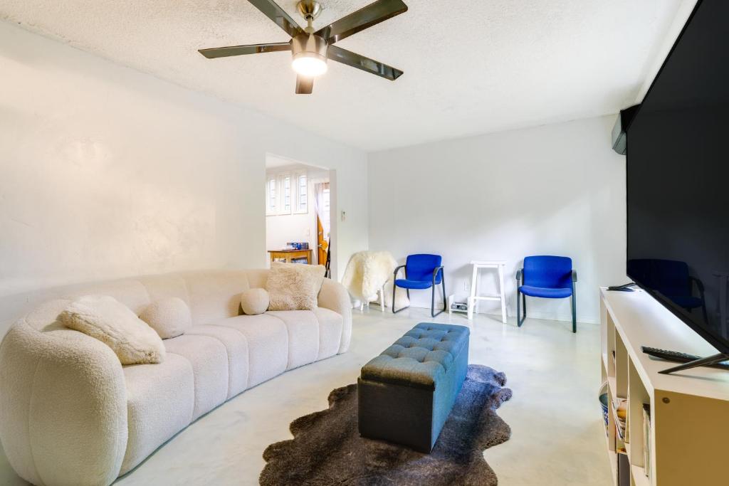 - un salon avec un canapé blanc et des fauteuils bleus dans l'établissement Pet-Friendly Gainesville Vacation Rental with Patio!, à Gainesville