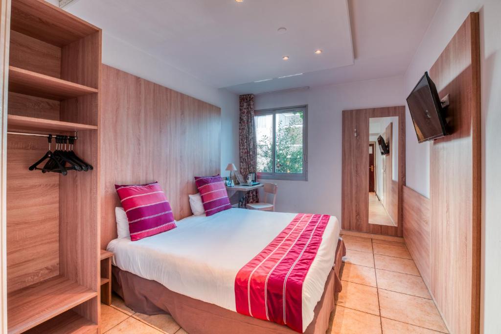 Uma cama ou camas num quarto em Logis NIMOTEL Hôtel Cosy