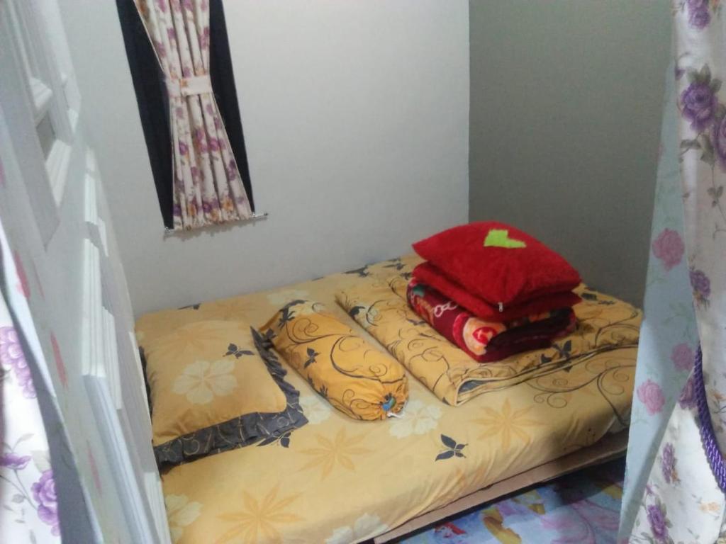 Postel nebo postele na pokoji v ubytování Homestay hafizh