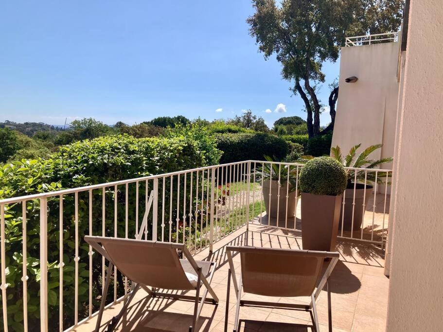 a couple of chairs sitting on a balcony at Les Restanques Cabrière 3024 in Grimaud