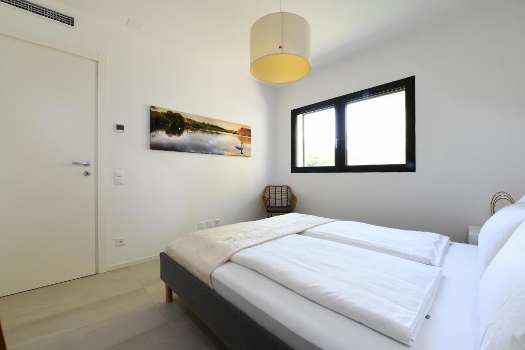 Una cama o camas en una habitación de Sans Souci 2
