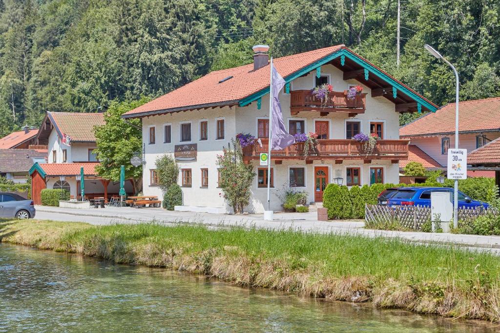 um edifício ao lado de um rio em Hotel Garni Alte Säge Ruhpolding em Ruhpolding