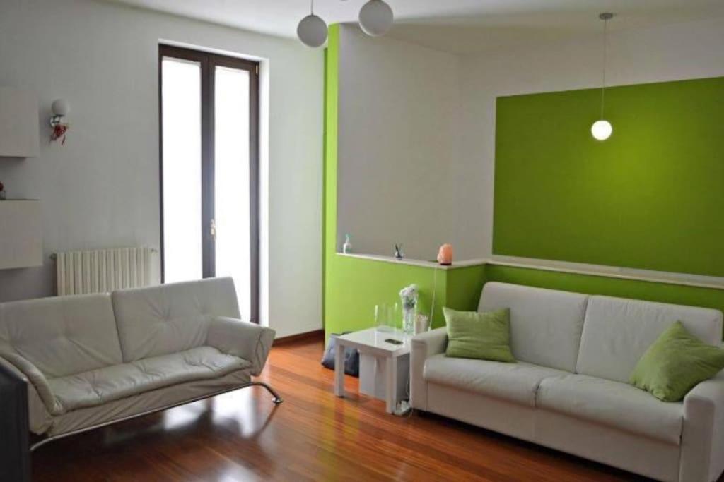 ein Wohnzimmer mit 2 Sofas und einer grünen Wand in der Unterkunft New home Orizzonte in Ruvo di Puglia