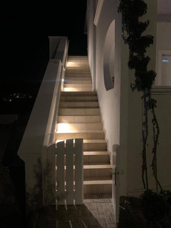 Zdjęcie z galerii obiektu Veldi Art - Kamari Beach Apartment w Firze