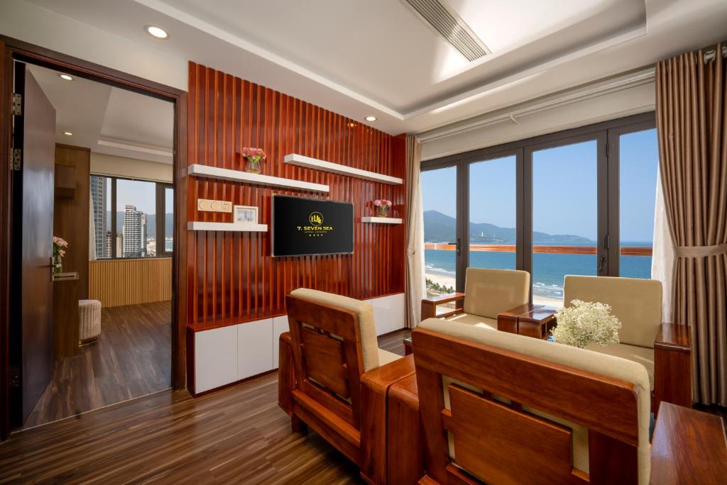 TV a/nebo společenská místnost v ubytování 7 Seven Sea Hotel