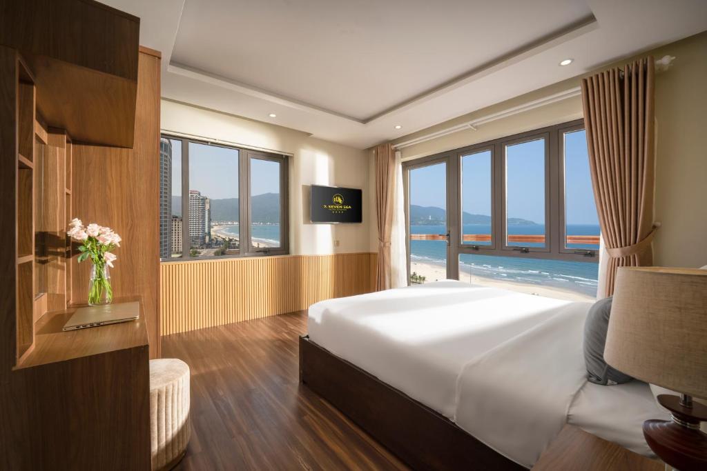 Postel nebo postele na pokoji v ubytování 7 Seven Sea Hotel