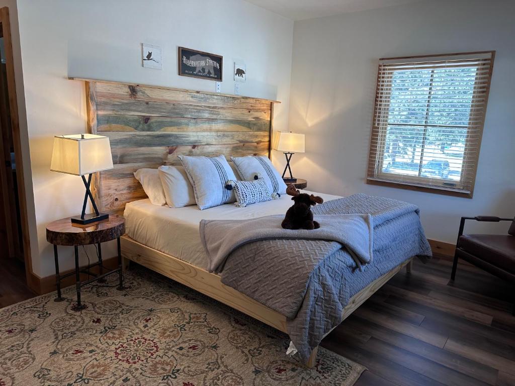 a bedroom with a bed with a cat sitting on it at Enchantment Lodges - 5 min walk to downtown in Leavenworth