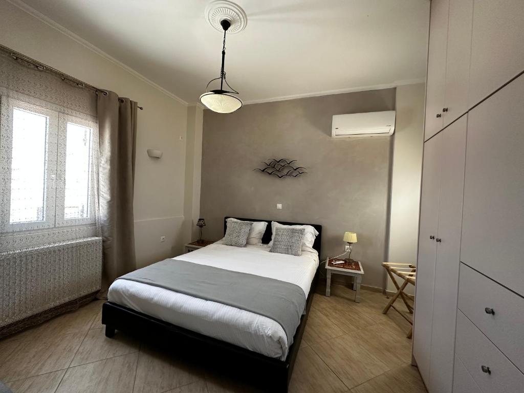 Łóżko lub łóżka w pokoju w obiekcie Veldi Art - Kamari Beach Apartment