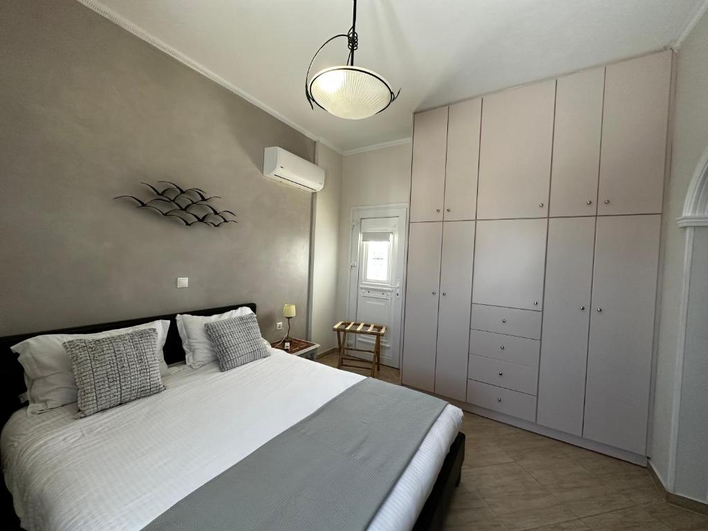 Łóżko lub łóżka w pokoju w obiekcie Veldi Art - Kamari Beach Apartment